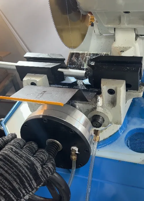 So schneiden und entgraten Sie Hydraulikrohre vor dem Zusammenbau